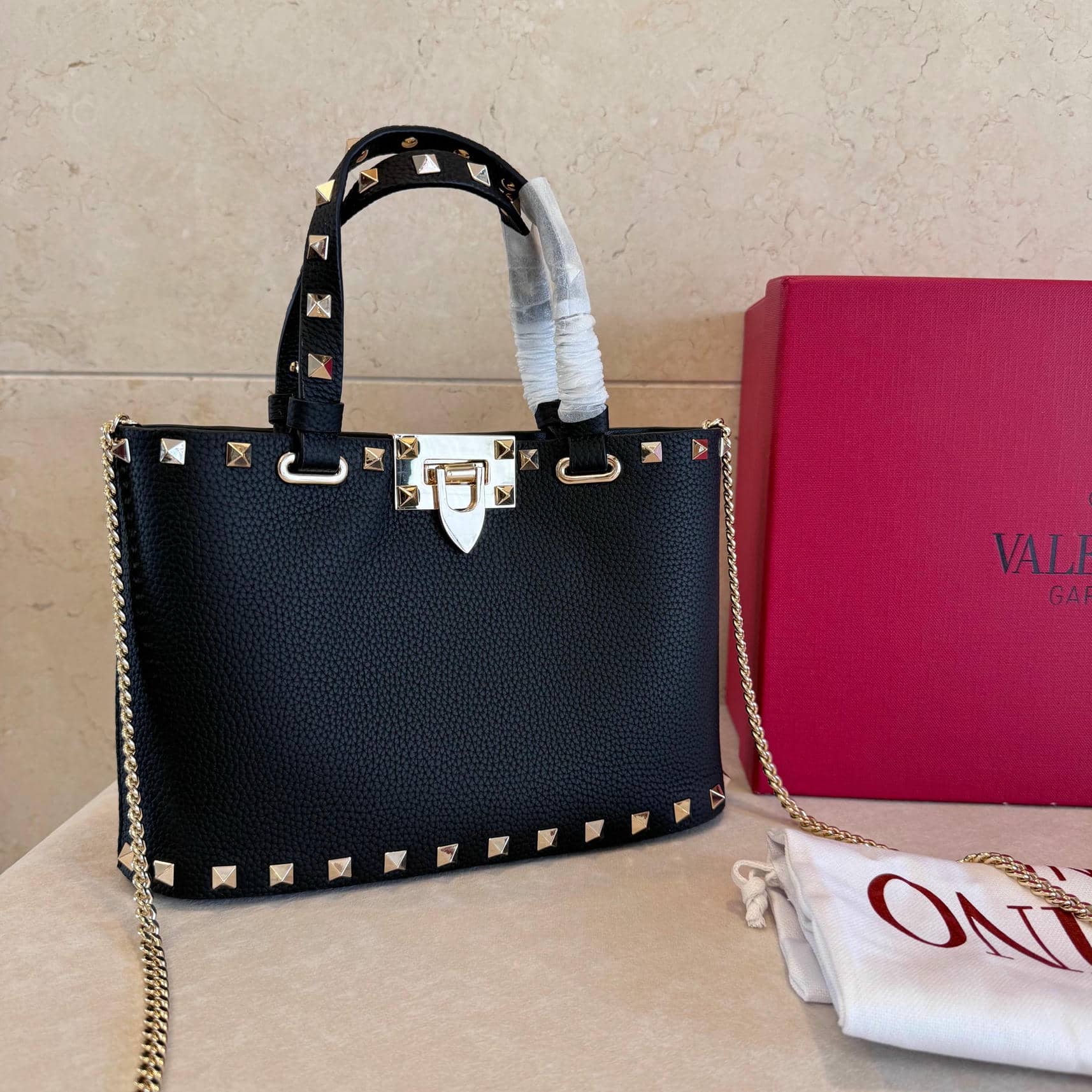 011-Tote Garavani Rockstud